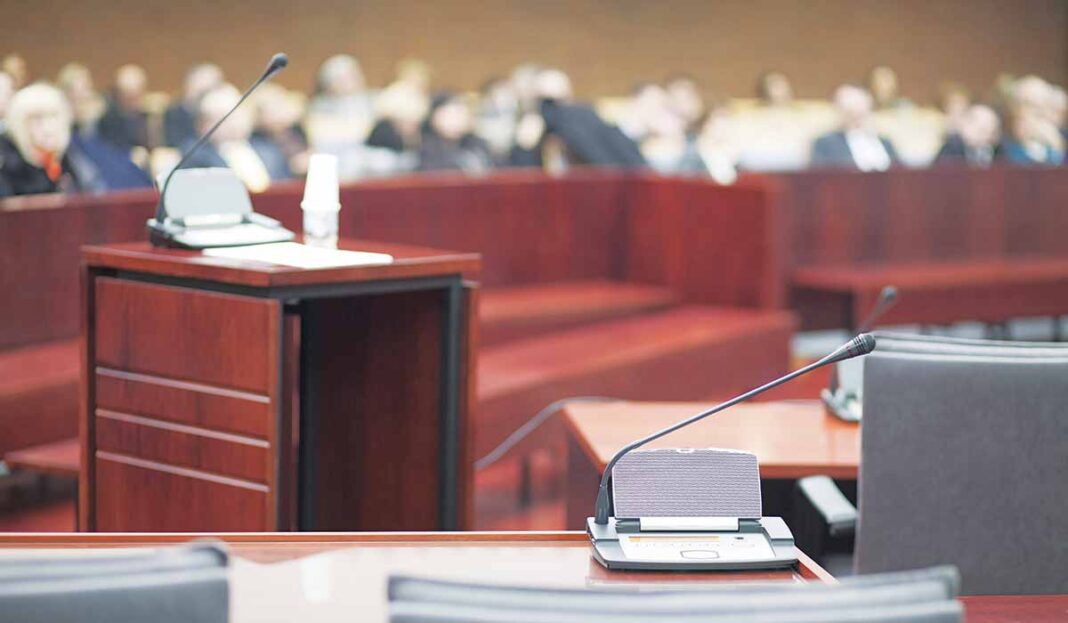 Εν ενεργεία πρωτοδίκης κατήγγειλε βιασμό από πρώην πρόεδρο Εφετών