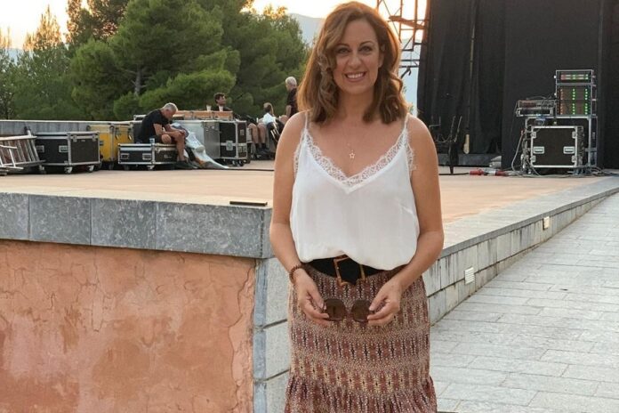 Η Ευαγγελία Μουμούρη ποζάρει με μαγιό, χωρίς ρετούς και στέλνει μήνυμα στις γυναίκες