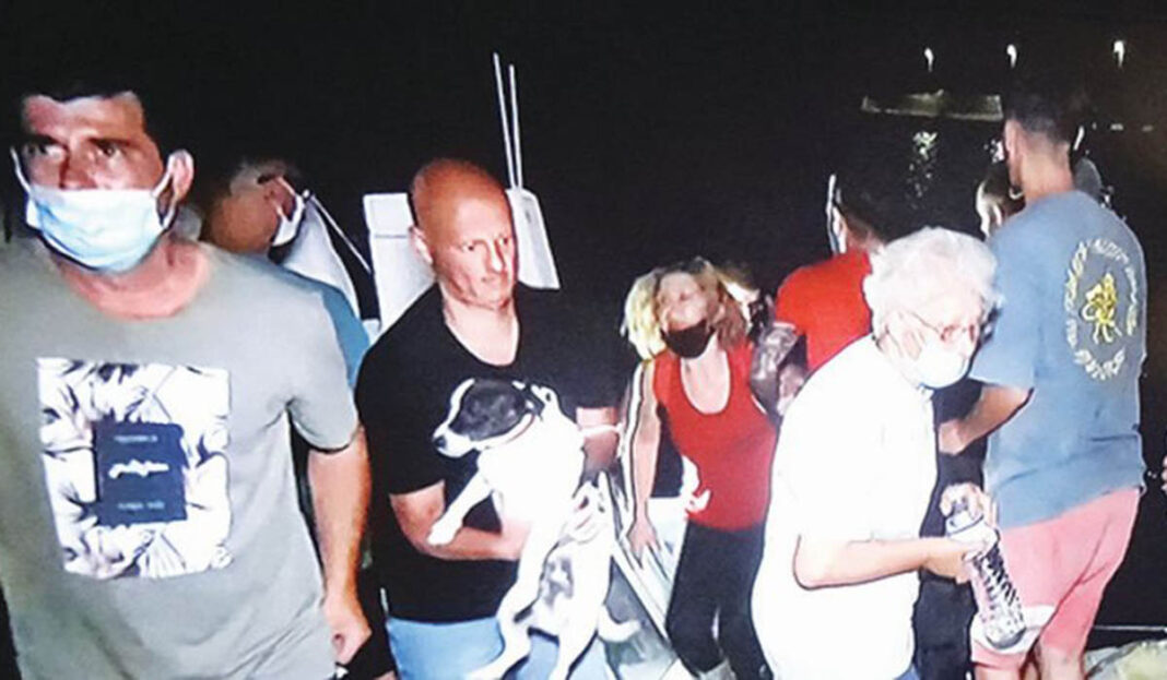 Δραματικές διασώσεις ηλικιωμένων και παιδιών στη φλεγόμενη Εύβοια