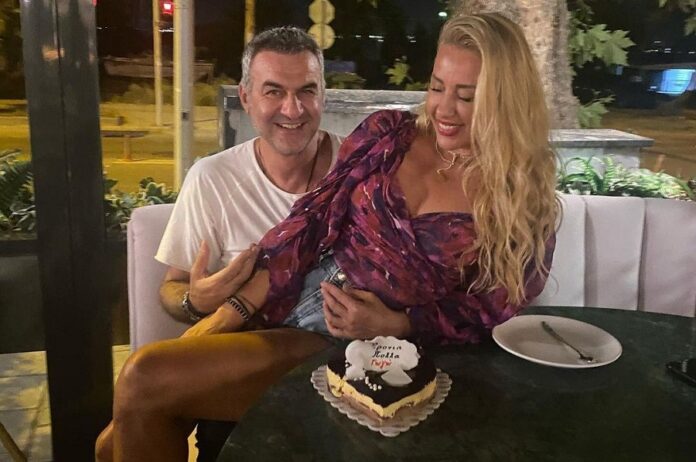 Η Γωγώ Μαστροκώστα γιόρτασε τα 51α της γενέθλια στην αγκαλιά του Τραϊανού Δέλλα (video)