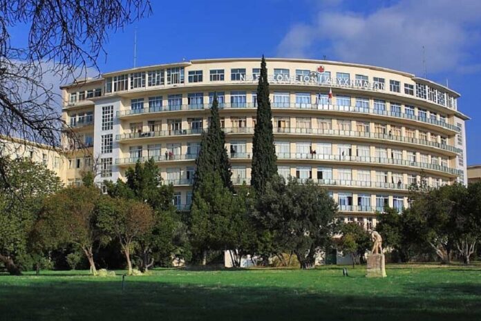Φωτιά στην Αττική - Στο ΚΑΤ σε κρίσιμη κατάσταση κάτοικος της Ιπποκράτειου Πολιτείας