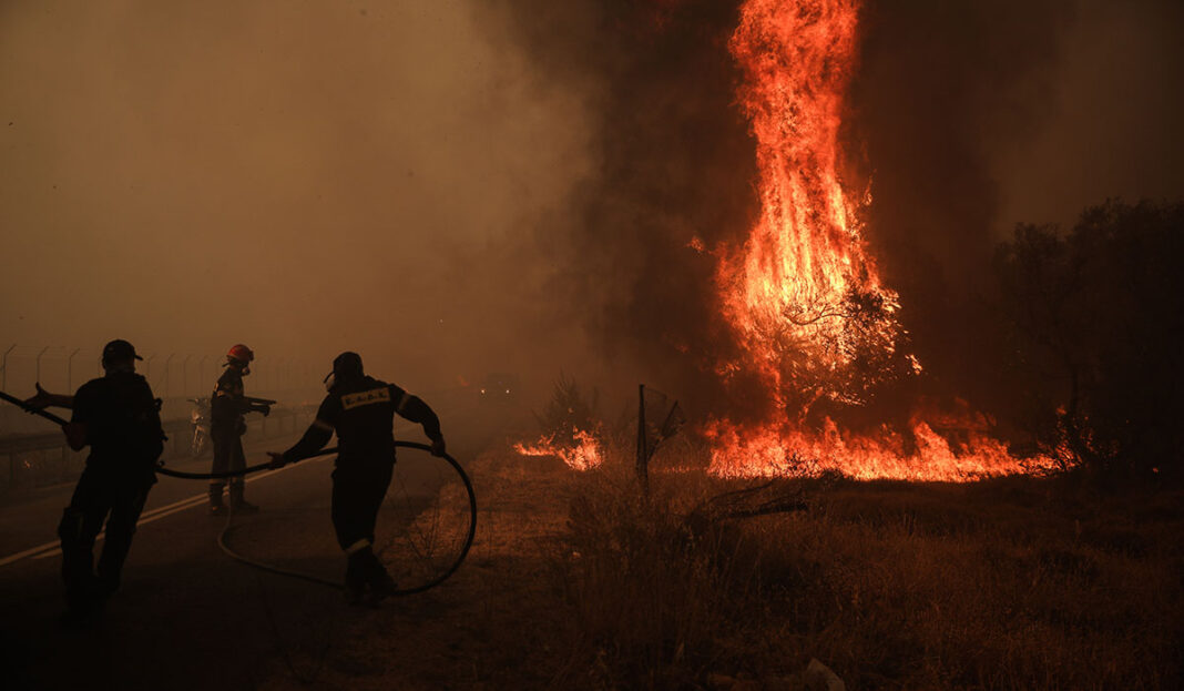 Πύρινος ολέθρος σε Τατόι, Βαρυμπόμπη και Θρακομακεδόνες - Καρέ καρέ το χρονικό του τρόμου