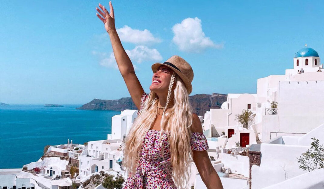 H Ιωάννα Τούνη μας συστήνει την κούκλα αδελφή της