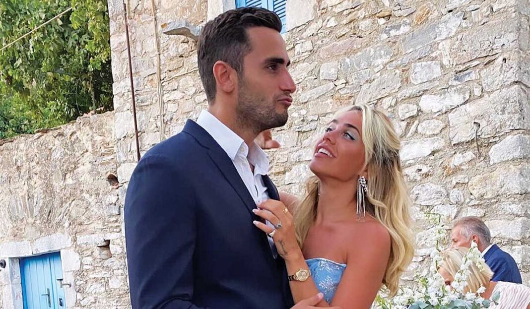 Κόνι Μεταξά και Μάριος Καπότσης σε γαμήλια τελετή φιλικού ζευγαριού