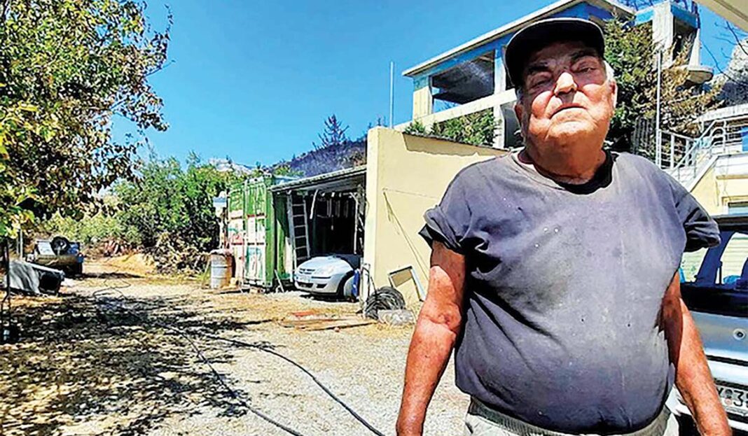 Ο Χαράλαμπος Βρούτσης έσωσε μόνος το σπίτι του από την πύρινη λαίλαπα στη Βαρυμπόμπη