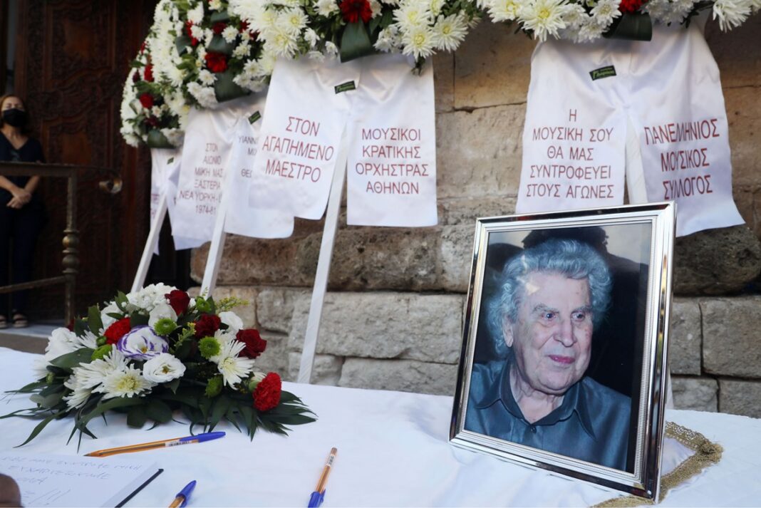 Το τελευταίο αντίο στο Μίκη Θεοδωράκη - Η σορός έφτασε στην Κρήτη (φωτο - video)