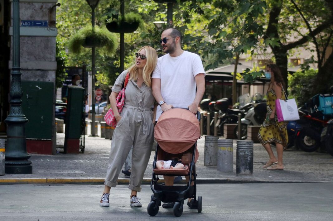 Οι βόλτες της Μαρίας Ηλιάκη στο κέντρο της Αθήνας με το σύντροφο και τη κόρη τους