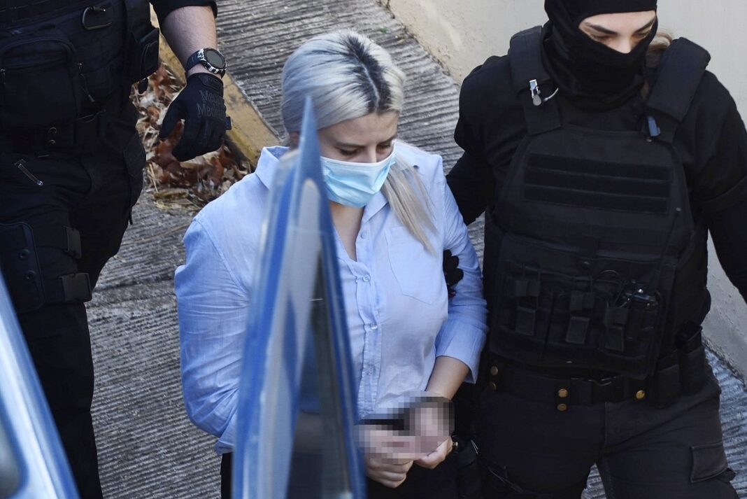 Επίθεση με βιτρόλι – Η κατηγορούμενη παρουσιάστηκε στο δικαστήριο (video)