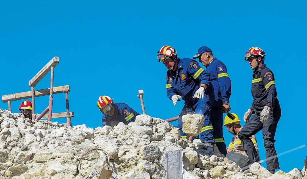 Τρόμος 5,8 Ρίχτερ στο Αρκαλοχώρι - Συγκλονιστικές μαρτυρίες κατοίκων: «Τα πάντα καταστράφηκαν»