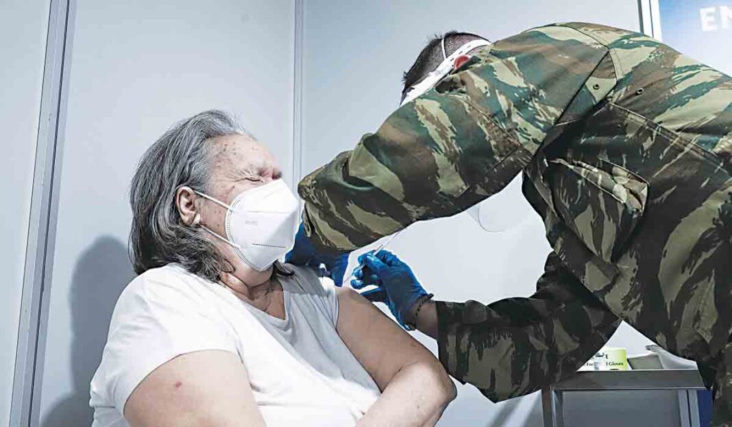 Βιαστικά και χωρίς έγκριση διεθνών οργανισμών προχωρά η Επιτροπή Εμβολιασμών την τρίτη δόση