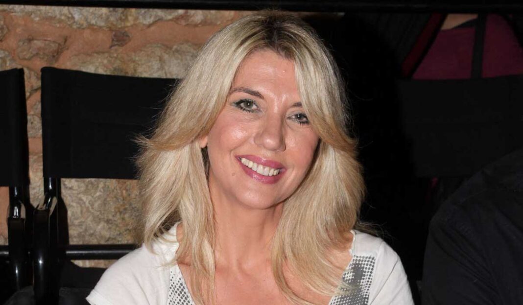 Γιούλη Ηλιοπούλου - Η τηλεοπτική «προξενήτρα» των 90s ντύθηκε νυφούλα για δεύτερη φορά (video)