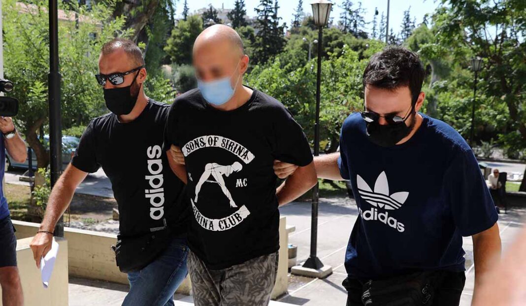 Ηλιούπολη: Άγνωστοι έκαψαν το Ι.Χ. και τη μηχανή του 39χρονου που εξέδιδε 19χρονη