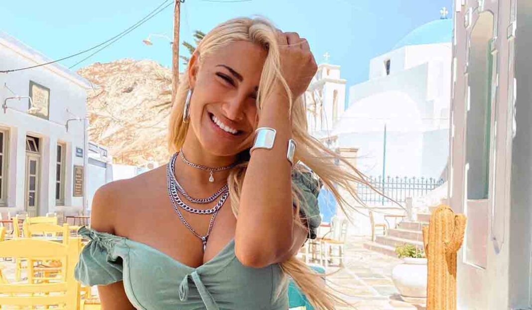 Η Ιωάννα Τούνη στη Σαντορίνη παρέα με την αδελφή της (φωτο)