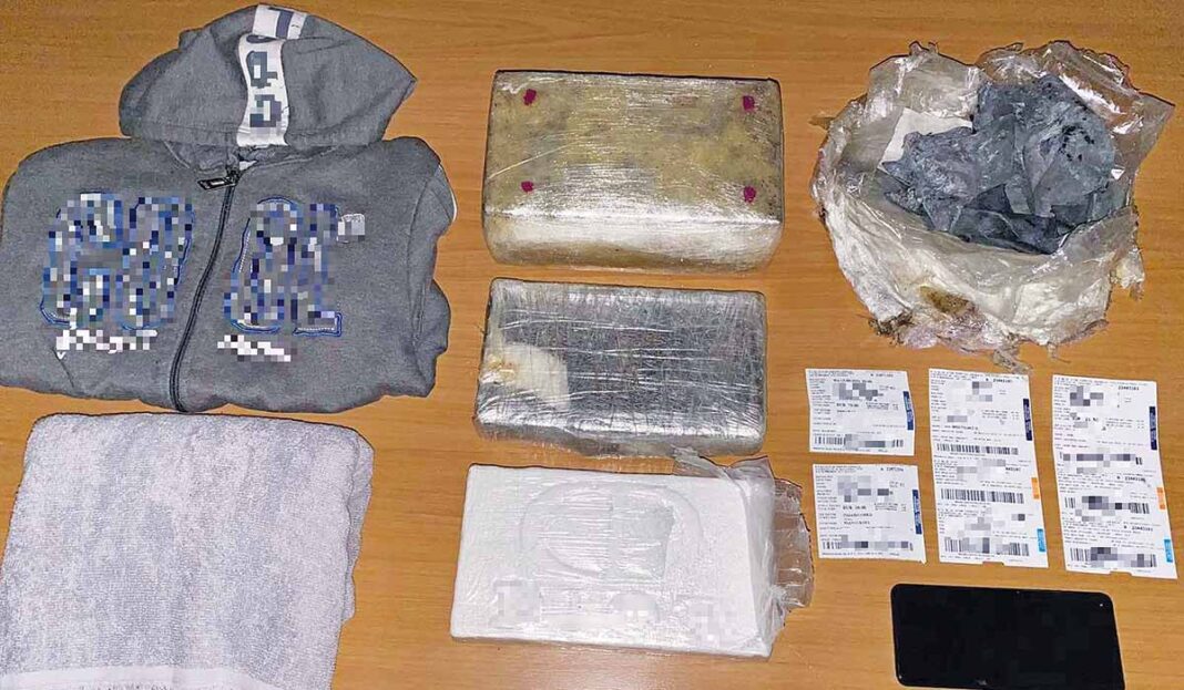 Κόκα υψηλής ραπτικής - Ζευγάρι κουβαλούσε στη Μυτιλήνη 4,5 κιλά άσπρης σκόνης με σφραγίδα γνωστού οίκου μόδας