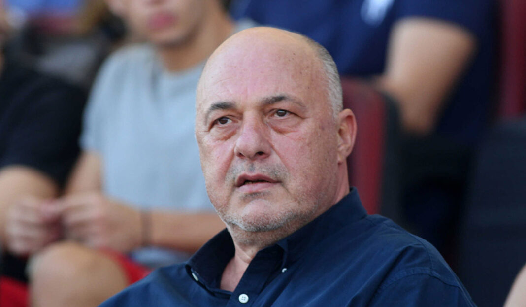 Άνανδρο χτύπημα στον Αχιλλέα Μπέο - Γυαλιά καρφιά το Ι.Χ. του
