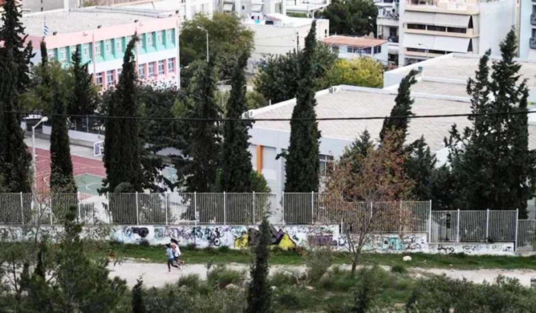 Πετρούπολη: Θρίλερ με την πτώση 15χρονης από βράχο - «Δεν σας λέω τι συνέβη» (video)