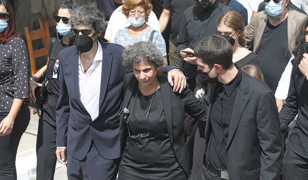 Μόνιασαν τα αδέλφια πάνω από το φέρετρο - Μαργαρίτα και Γιώργος «άκουσαν» την επιθυμία του Μίκη