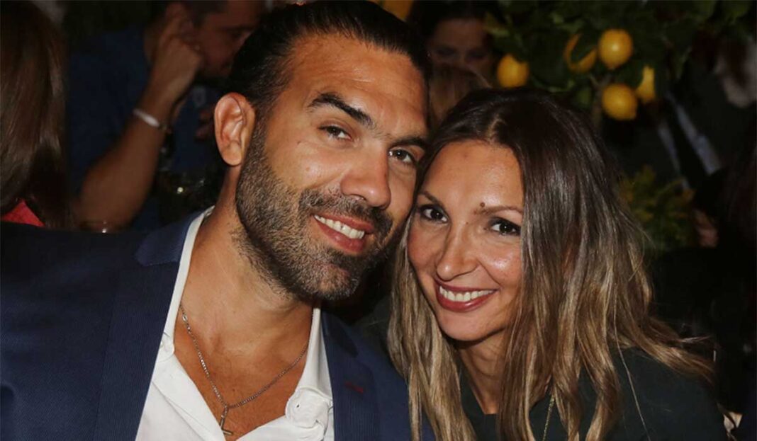 Η Φανή Χαλκιά βάπτισε το μικρό γιο τους στη Μάνη