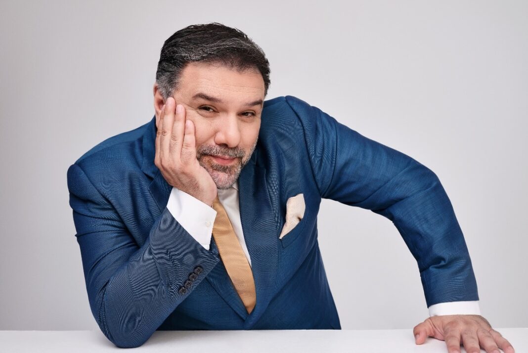 Ο Γρηγόρης Αρναούτογλου επιστρέφει για έκτη χρονιά με το «The 2night Show»