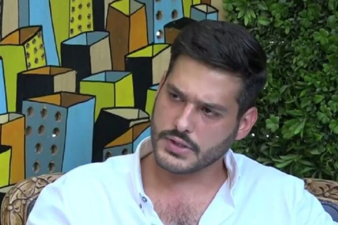 Ο γιος του Γιώργου Παπαδάκη «καίει» καρδιές – Η δημοσιογραφία και η σχέση με τον πατέρα του (video)
