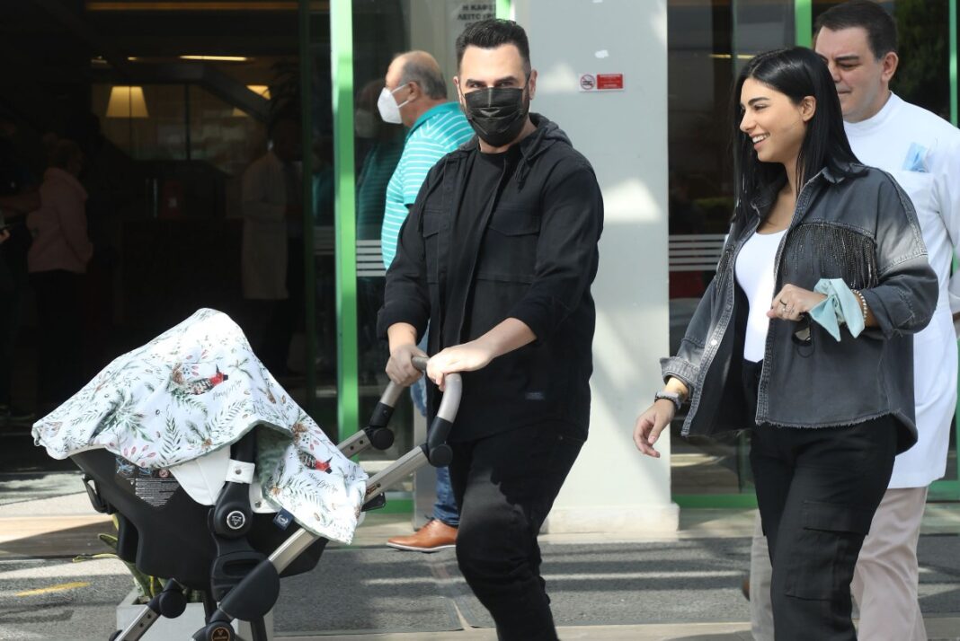 Εξιτήριο από το μαιευτήριο για τη σύζυγο του Γιώργου Παπαδόπουλου και το γιο τους (φωτο)