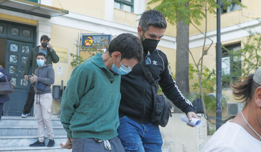 Ο μητροκτόνος του Αιγάλεω τριγυρνούσε για 24ωρα μέσα στα αίματα: «Εγώ πετσόκοψα τη μάνα μου»