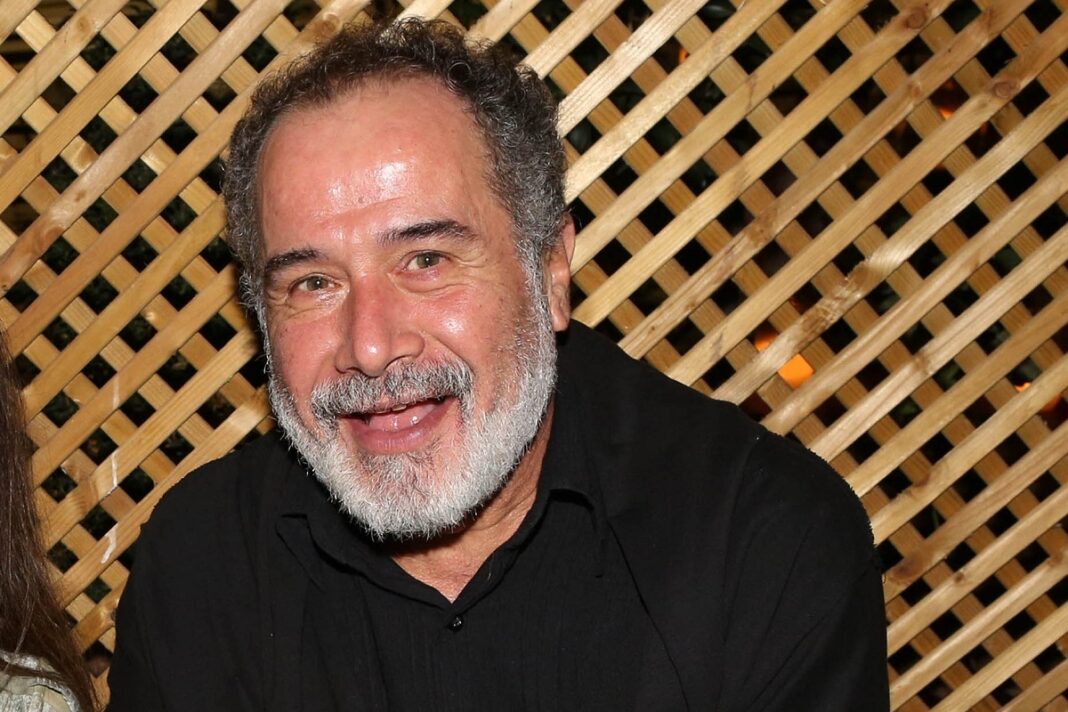 Θοδωρής Κατσαφάδος – Στην πρεμιέρα της κόρης του τέσσερις μήνες μετά το χαμό της συζύγου του