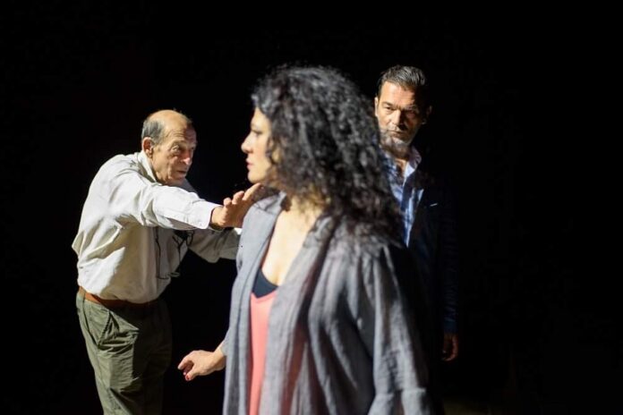 «Άγουρα Κεράσια» - Τρύπη και Καζάκος στη σκηνή σε σκηνοθεσία Μανούσου Μανουσάκη