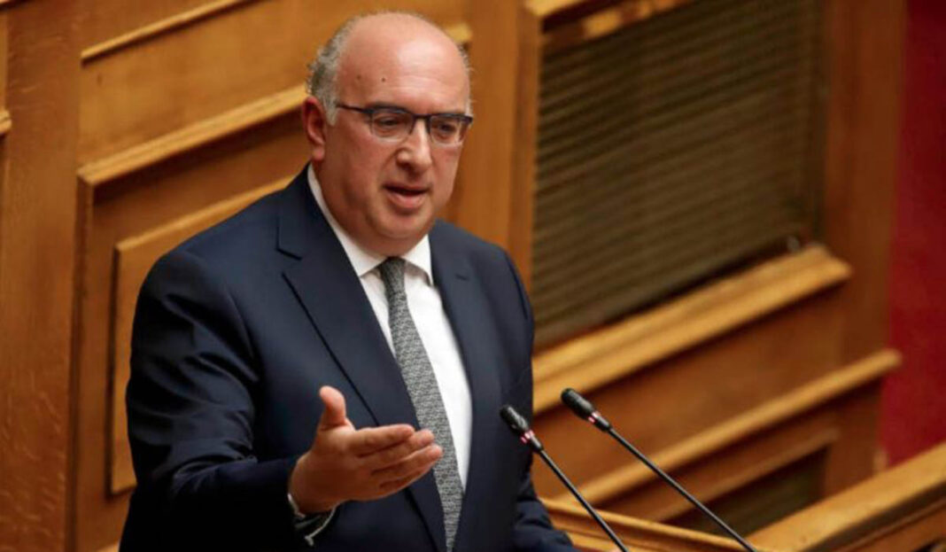 Μιχάλης Παπαδόπουλος: Ο υφυπουργός που είναι 24 ώρες στην... πρίζα!