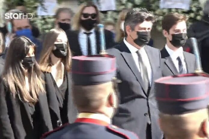 Φώφη Γεννηματά - Έφτασαν στην εκκλησία για τη κηδεία ο σύζυγος και τα τρία της παιδιά