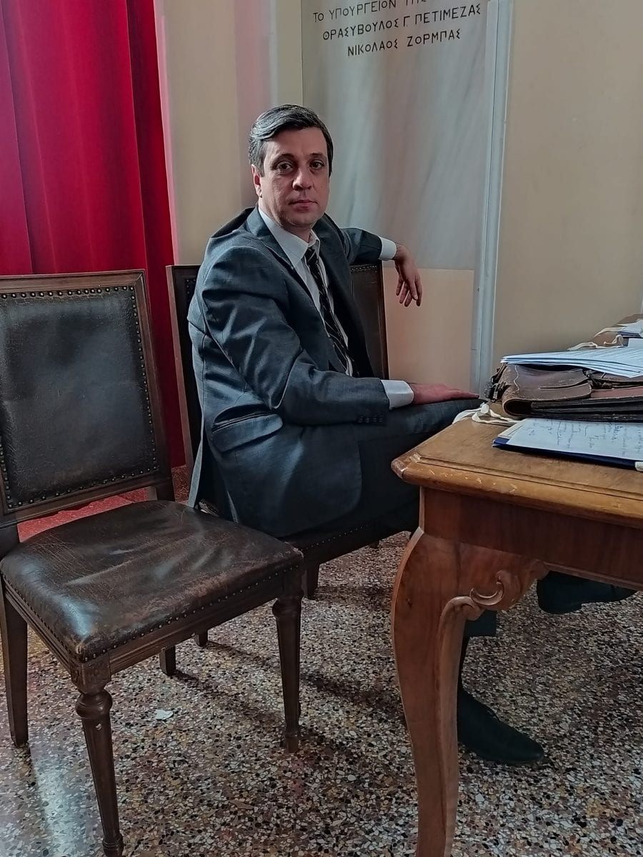 Ο δικηγόρος Φωτιάδης που υποδύεται ο Σταύρος Καραγιάννης 900x1200 1