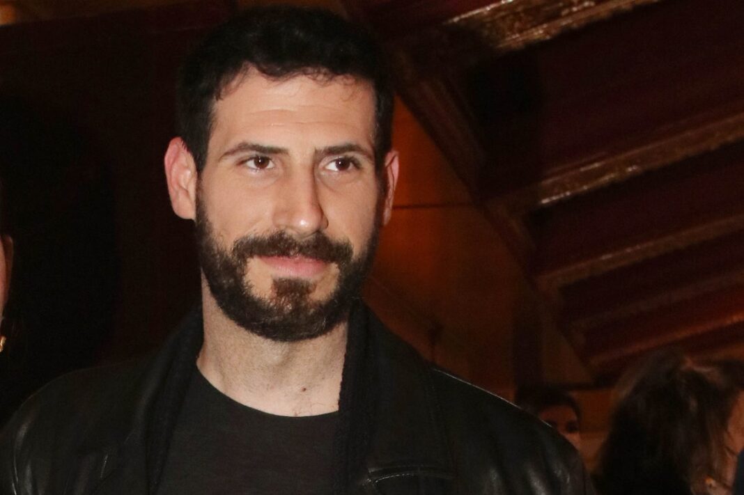 Ο Θανάσης Πατριαρχέας ποζάρει με τις τρεις κόρες στο σαλόνι τους