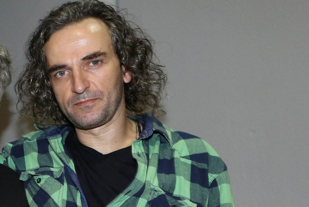 Ο Άρης Σερβετάλης αποχώρησε από την παράσταση γιατί δεν ήθελε να παίζει μόνο σε εμβολιασμένους