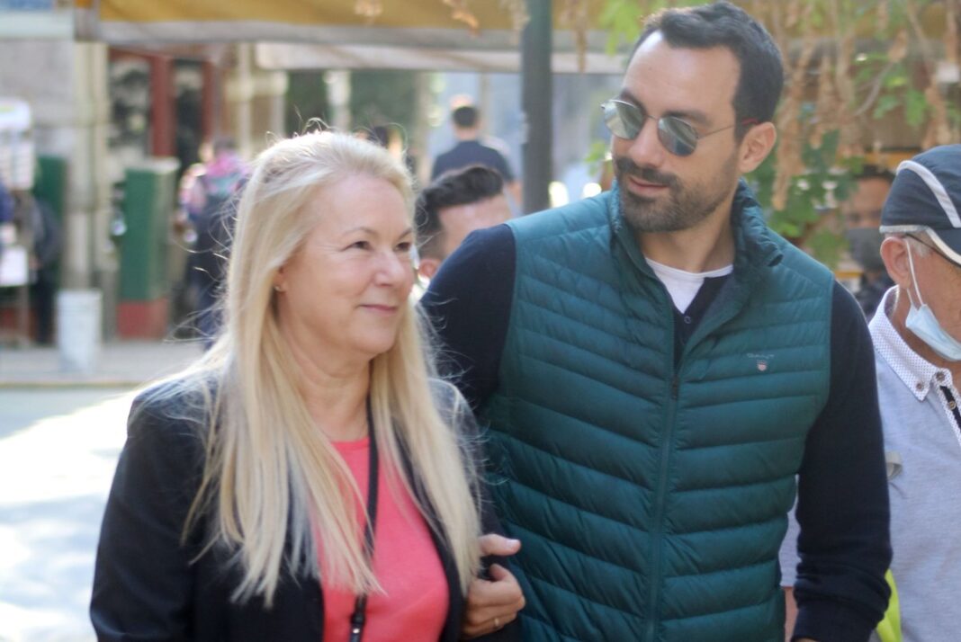 Ο Σάκης Τανιμανίδης βόλταρε με τη μητέρα του στο κέντρο της Αθήνας