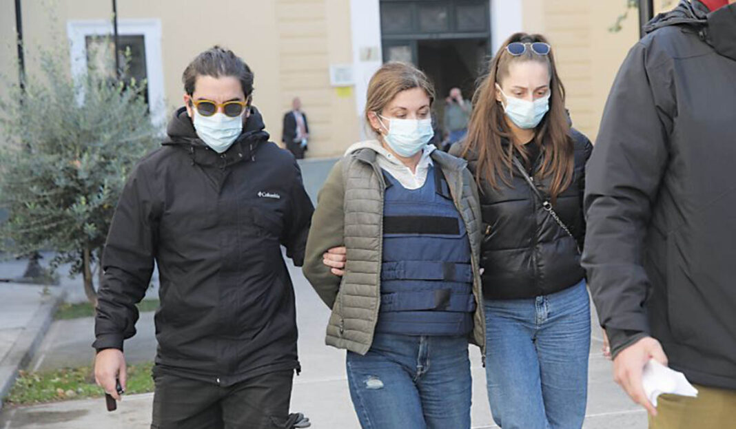 Κλόντια Τσέλο - Οπλισμένη σαν αστακός και με μια τράπουλα στην τσάντα της πήγε στην ενέδρα στον οφθαλμίατρο