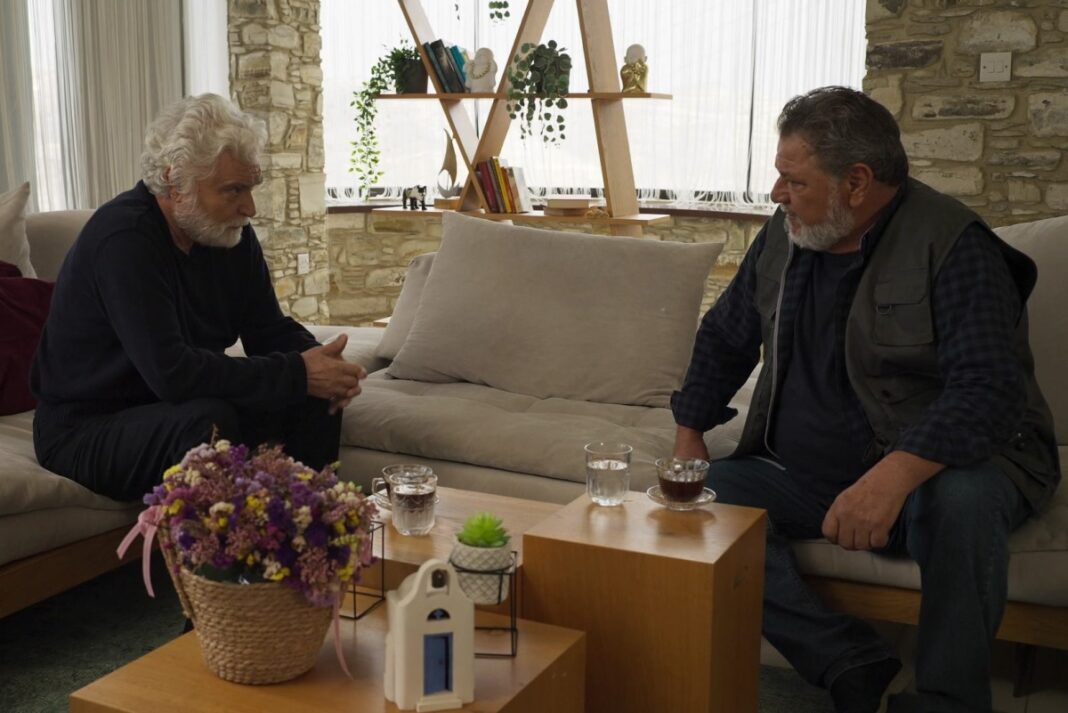 «Η γη της ελιάς» - Η Άννα αναγκάζεται να παραδεχτεί στον Αποστόλη ότι εκβίασε τον Δημήτρη