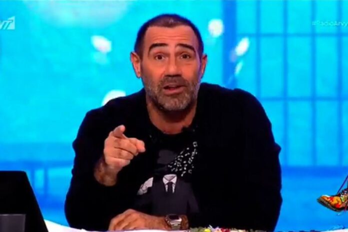 «Λύγισε» ο Αντώνης Κανάκης – Διέκοψε τους «Ράδιο Αρβύλα» για διαφημίσεις