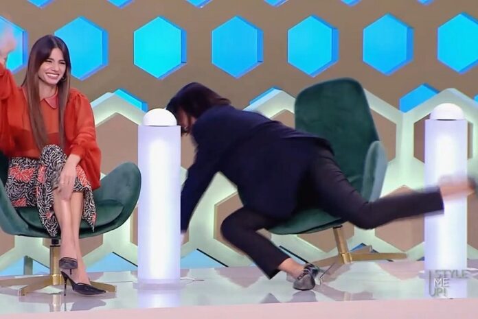 Η Ραμόνα Βλάντη έπεσε από την καρέκλα on air (video)
