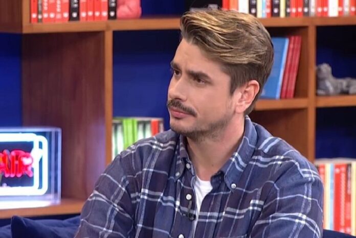 Θοδωρής Φραντζέσκος – «Έπρεπε να φύγουμε από το σπίτι λόγω οικονομικής καταστροφής των γονιών μου»