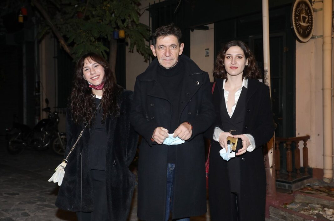 Ο Γεράσιμος Σκιαδαρέσης και τα κορίτσια του