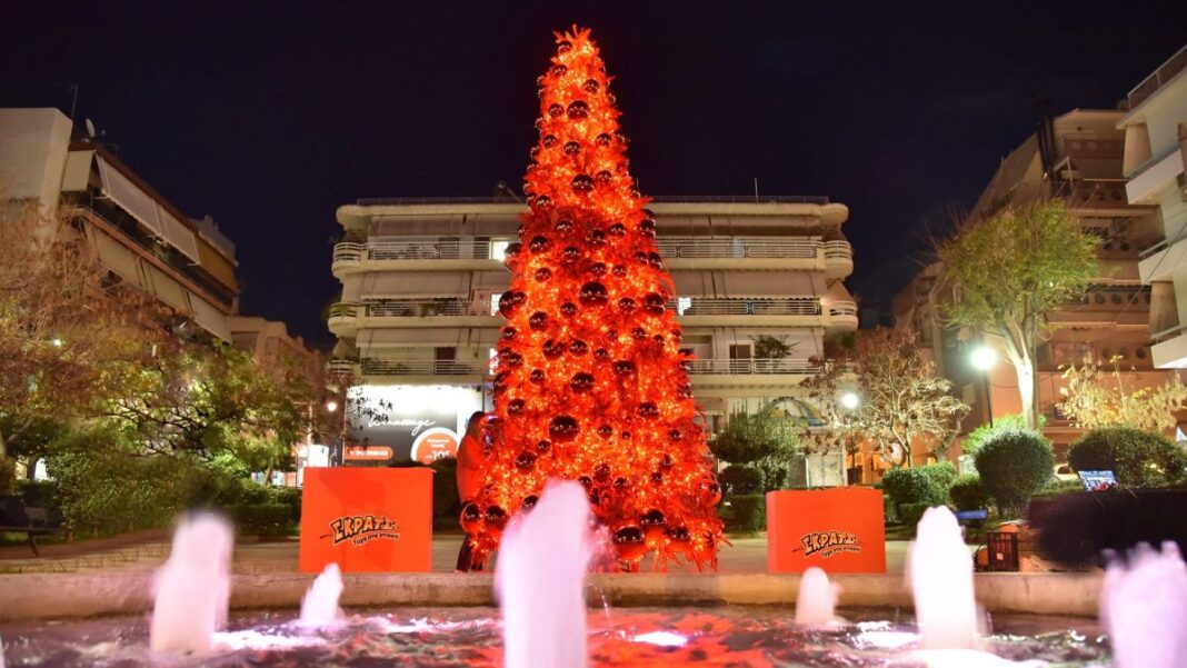 Το ΣΚΡΑΤΣ εύχεται καλές και τυχερές γιορτές με ένα κατακόκκινο δέντρο από το Γαλάτσι