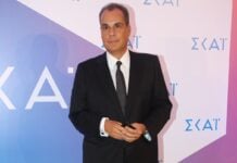 Σπάνια φωτογραφία! Ο Νίκος Στραβελάκης ποζάρει με τη σύζυγό του και τον 20χρονο γιο τους