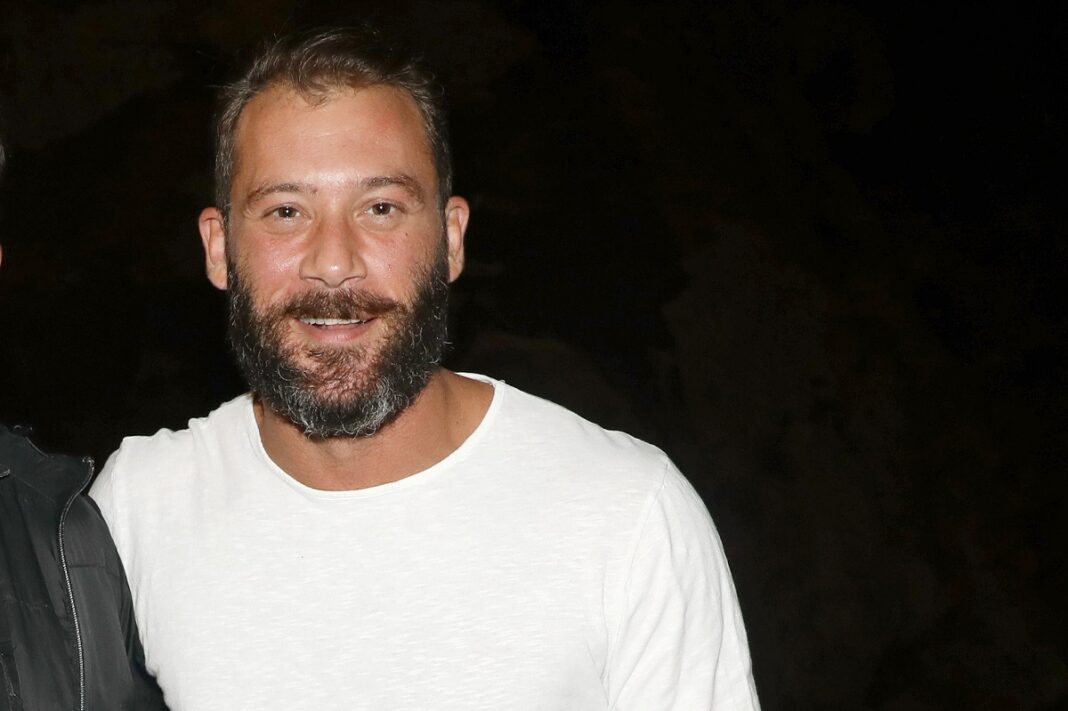 Αντίνοος Αλμπάνης – Αποχώρησε από την παράσταση λόγω προβλήματος υγείας