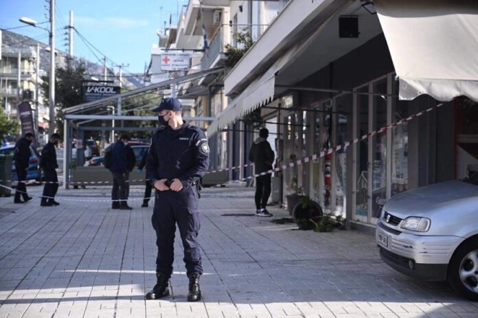 Δολοφονία στη Γλυφάδα - Σκότωσε τον πατριό του με πολλαπλές μαχαιριές και παραδόθηκε
