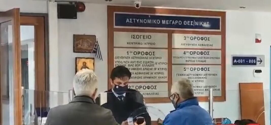 Στάθης Παναγιωτόπουλος - Οι πρώτες εικόνες από τη στιγμή που παραδόθηκε στην αστυνομία