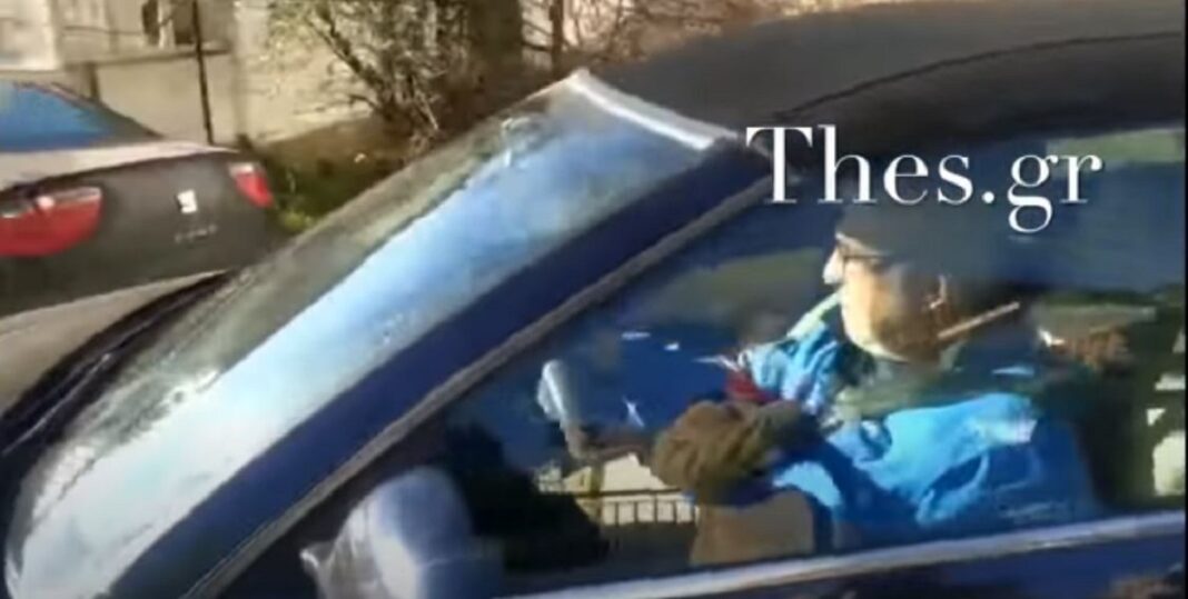 Ο Παναγιωτόπουλος την ώρα που φεύγει από το σπίτι του για να παραδοθεί