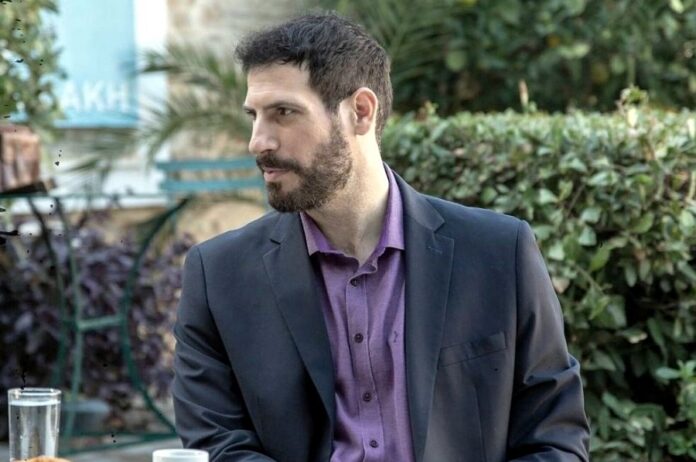 Θανάσης Πατριαρχέας – Δείτε τον να παίζει με τη κόρη του δίπλα στο χριστουγεννιάτικο δέντρο