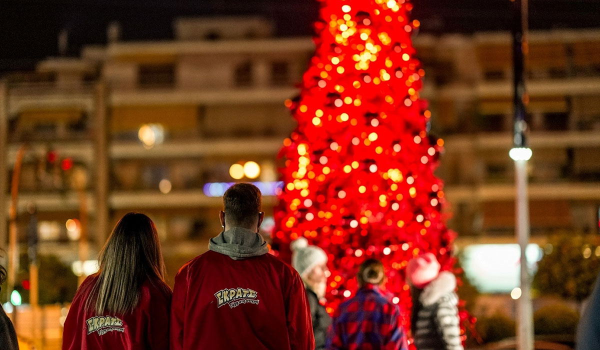 Χριστουγεννιάτικα κλικ κάτω από το κατακόκκινο δέντρο του ΣΚΡΑΤΣ στο Γαλάτσι