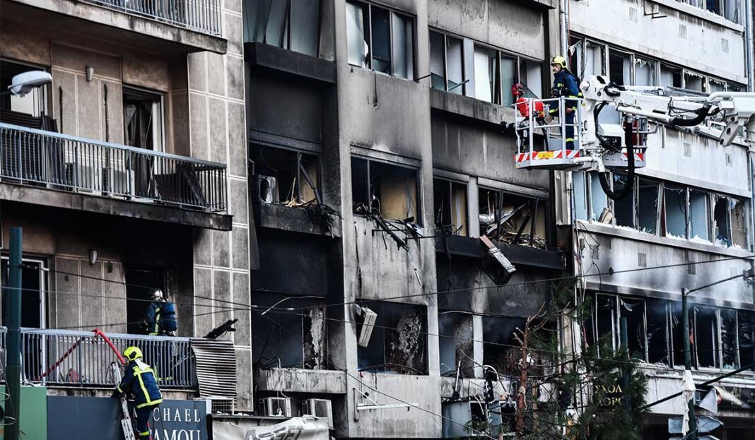 Βομβαρδισμένο τοπίο από έκρηξη σε εξαώροφο κτίριο της Συγγρού
