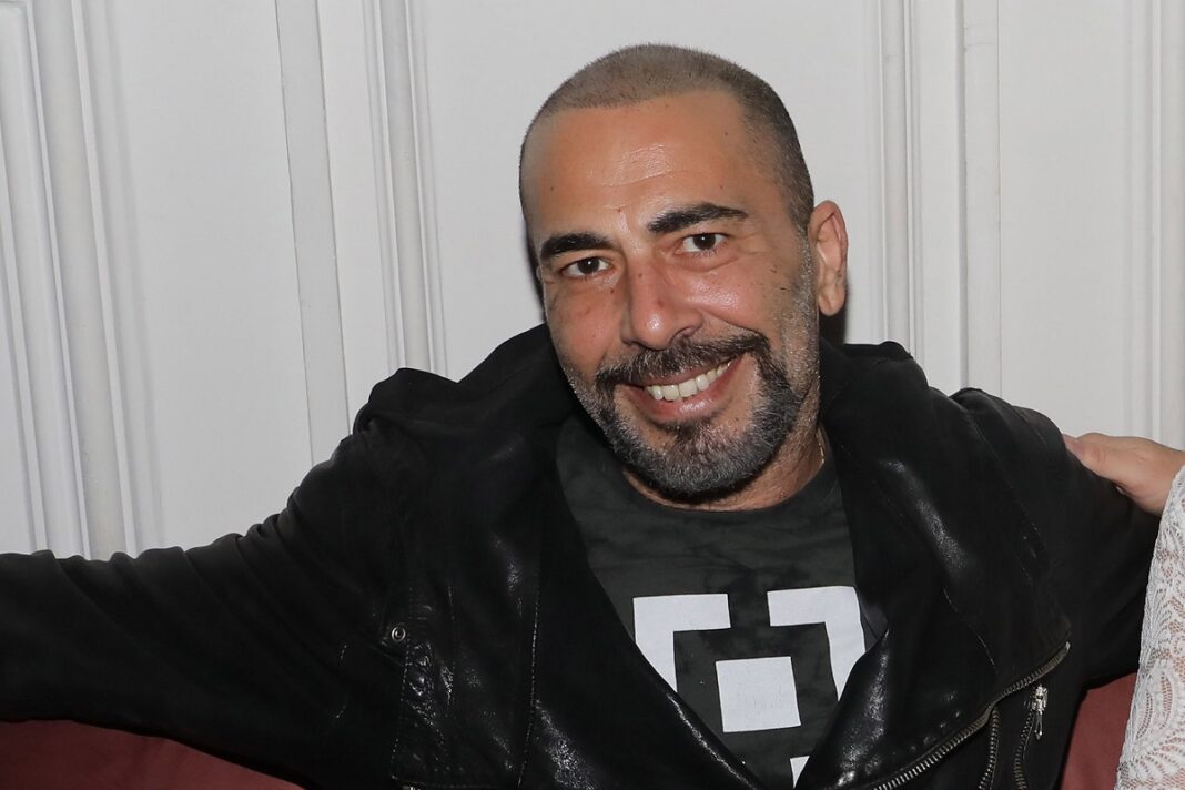 Αυτή είναι η νέα σύντροφος του Βαλάντη - Αρκετά μικρότερη από τον τραγουδιστή